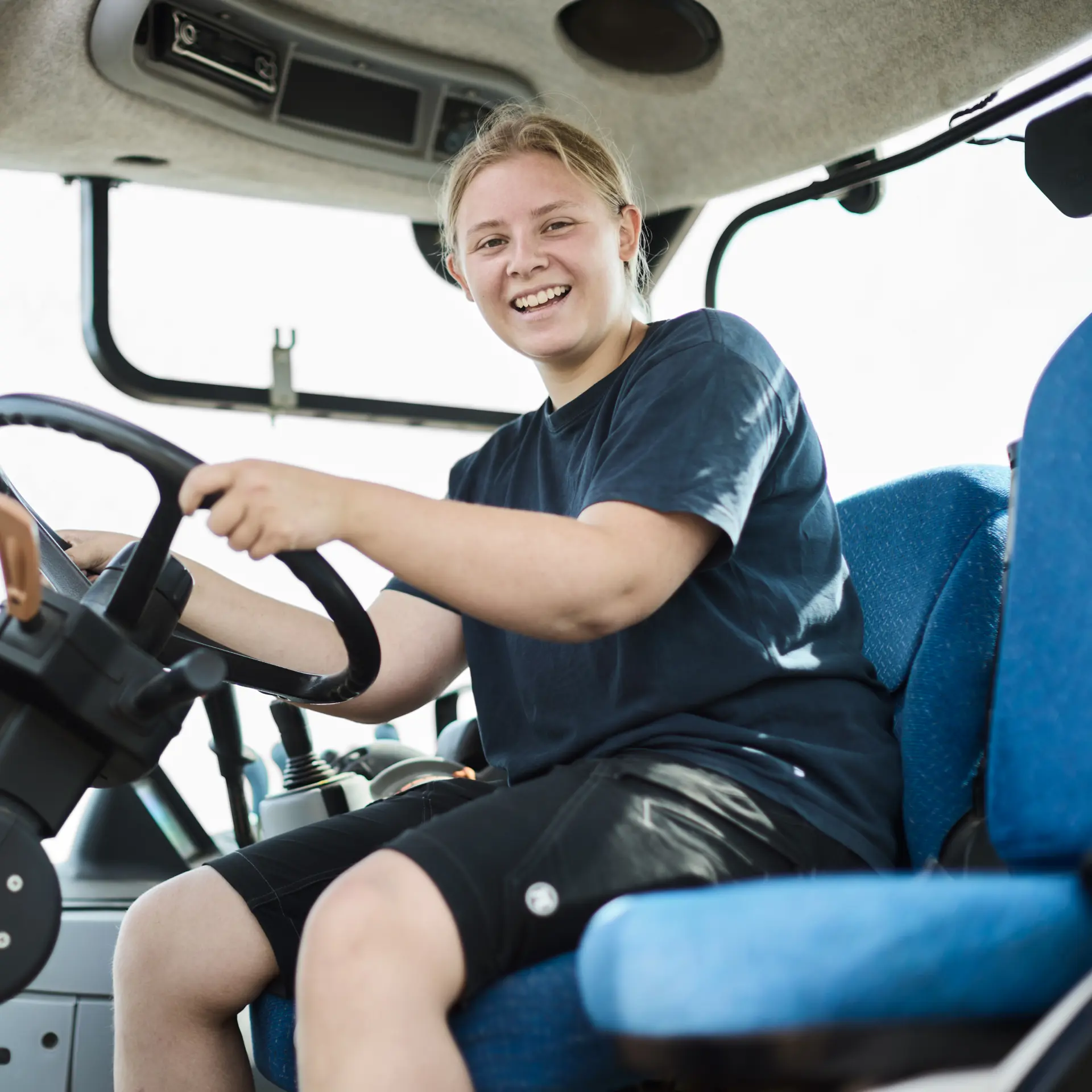 Landmand sidder i traktor