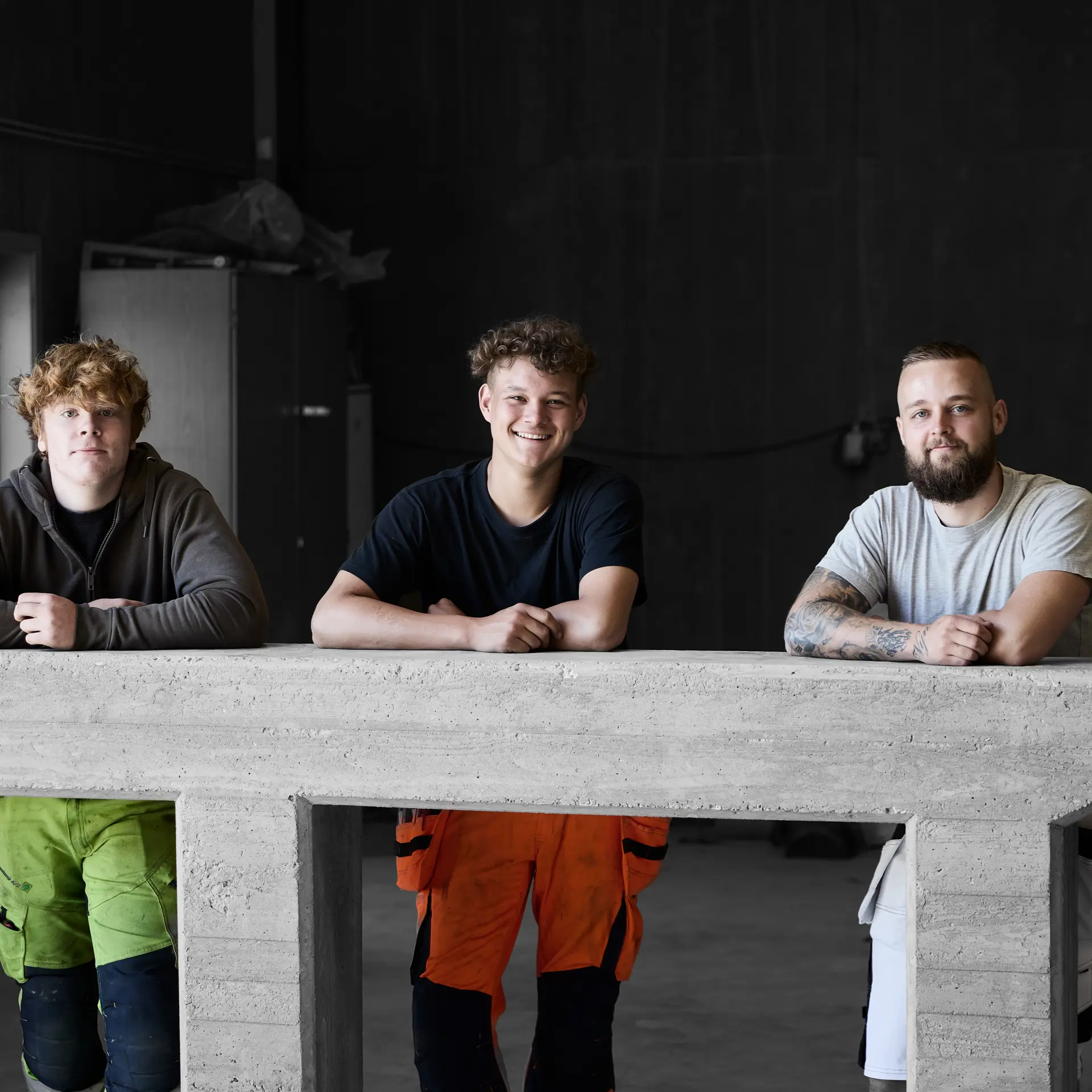 Bygningsstruktører står op ad betonprojekt