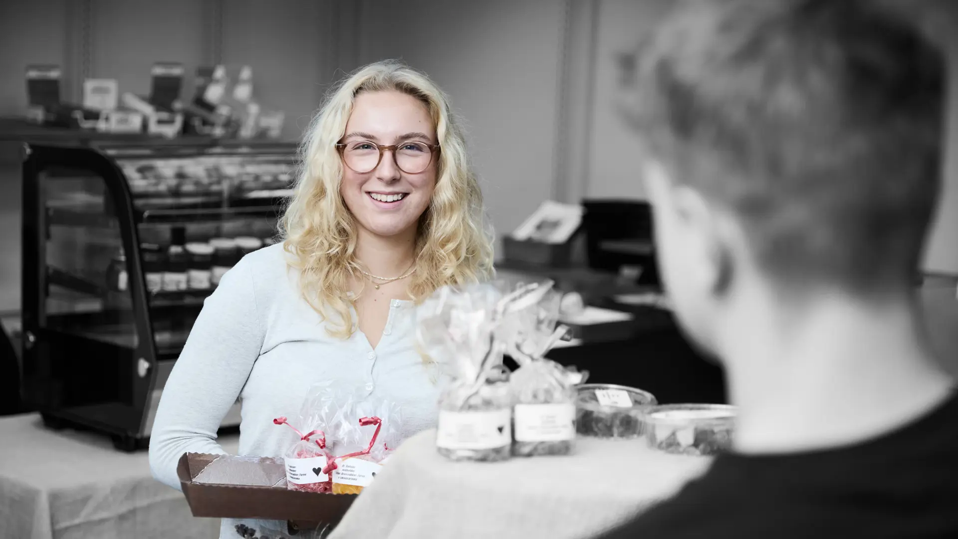 Business-elev fra detailhandel står i butik