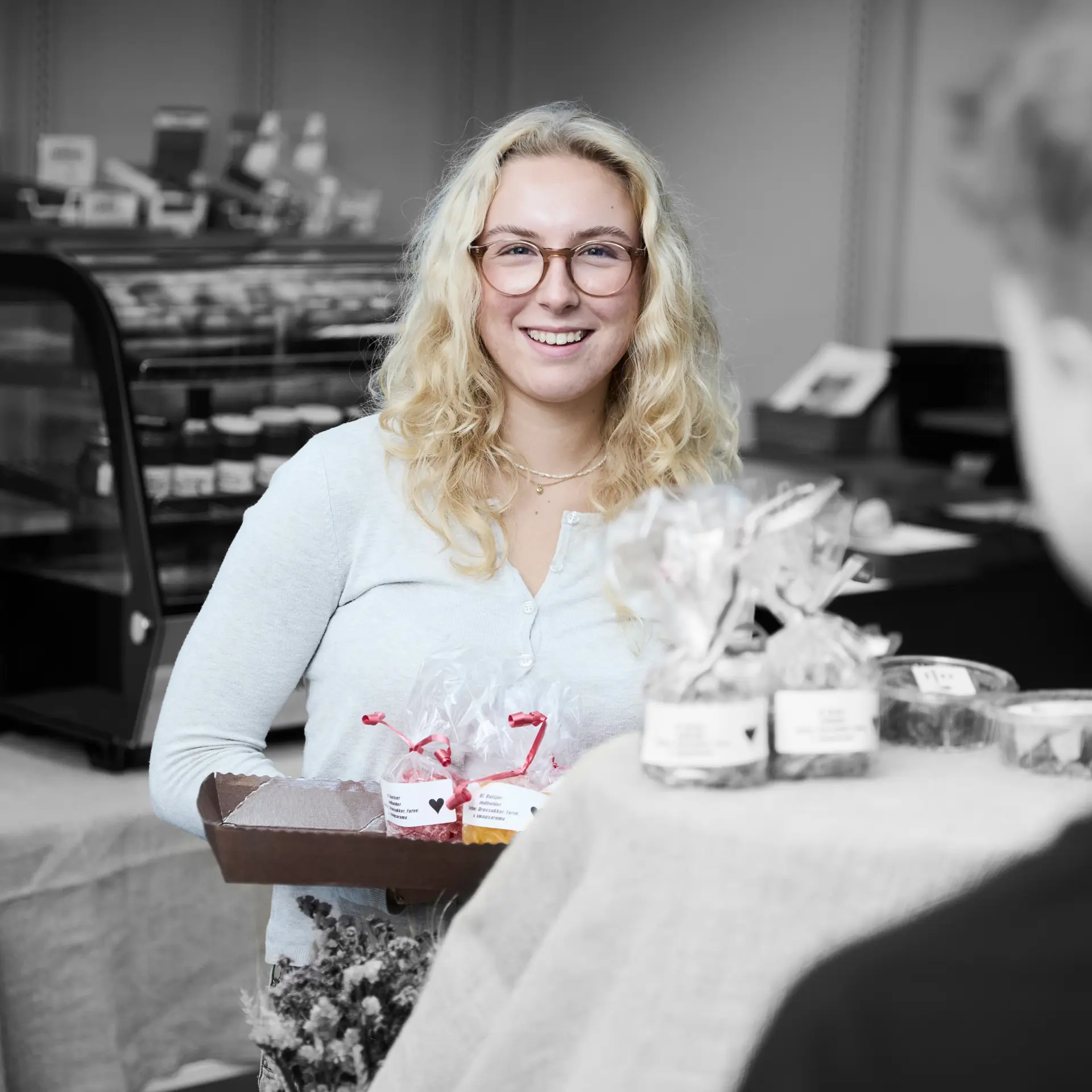 Business-elev fra detailhandel står i butik