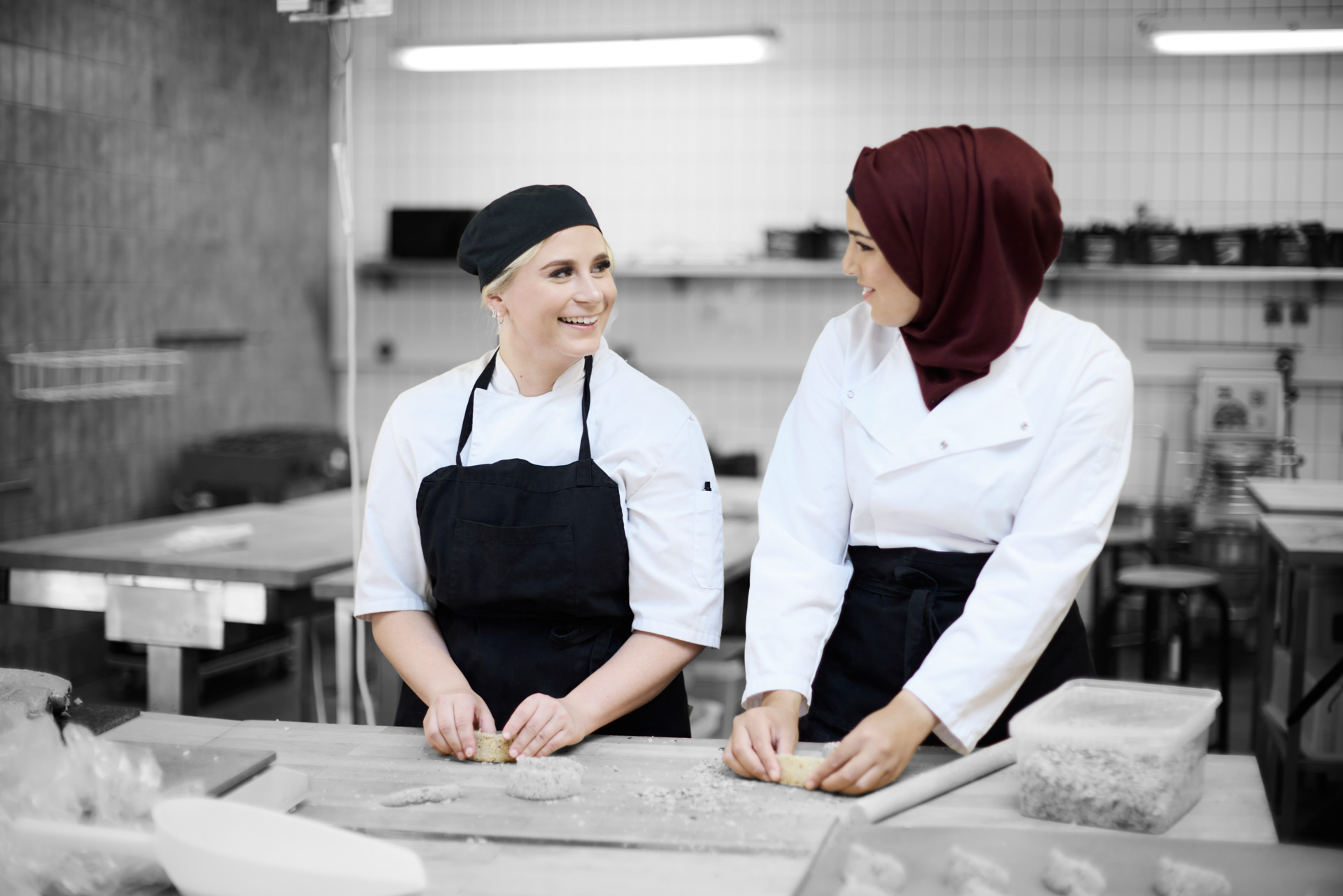 ZBC bager med EUX - elever arbejder med bagværk