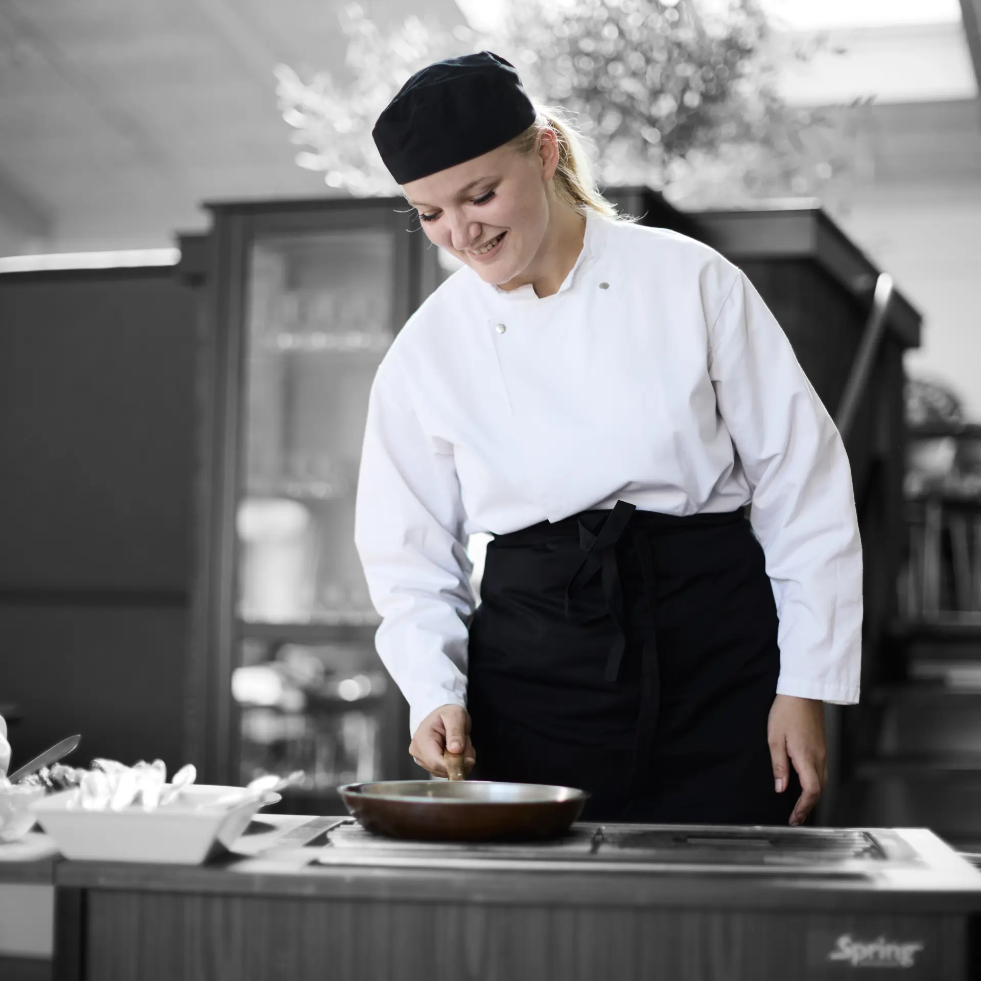 Ernæringsassistent laver mad på pande