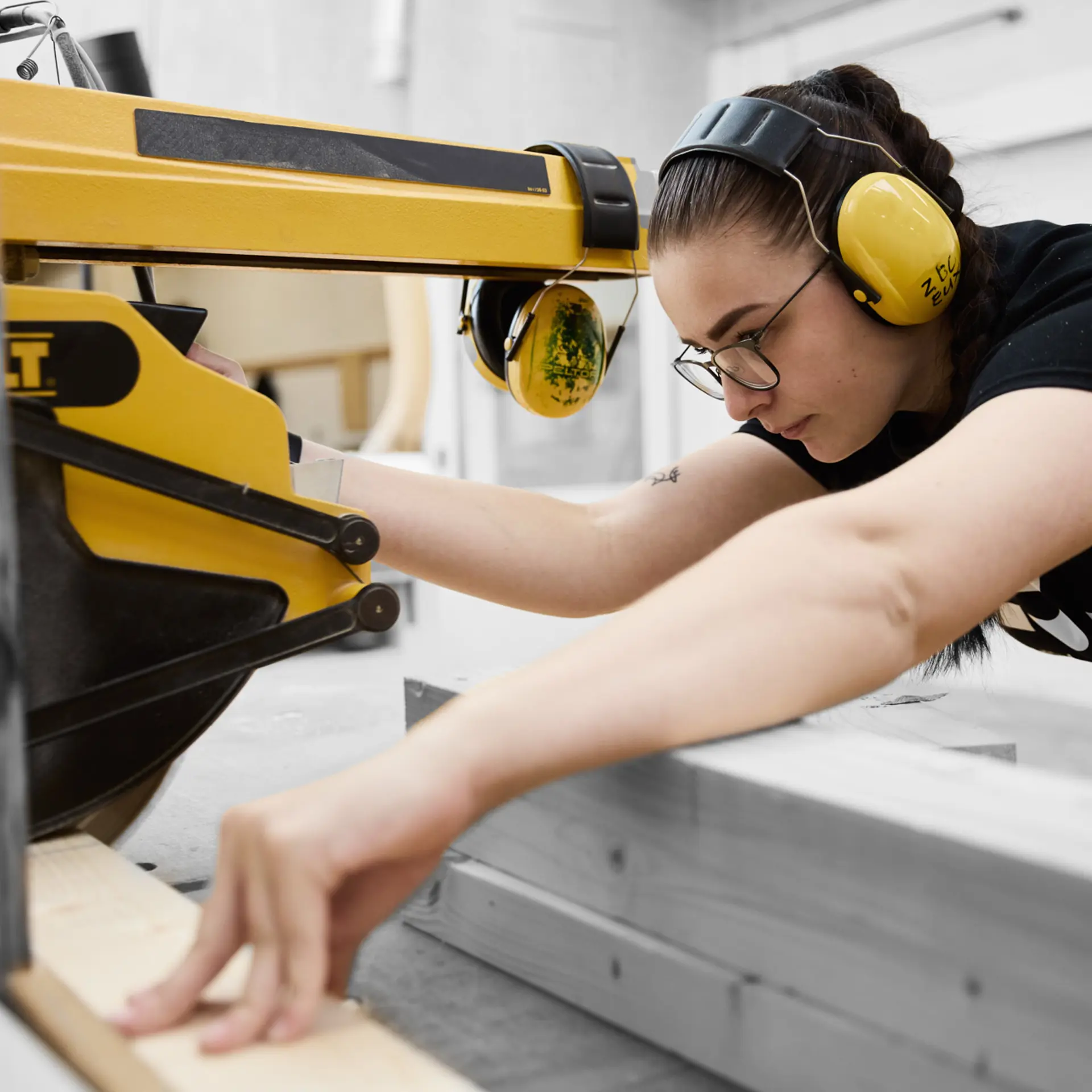 Tømrer arbejder ved maskine