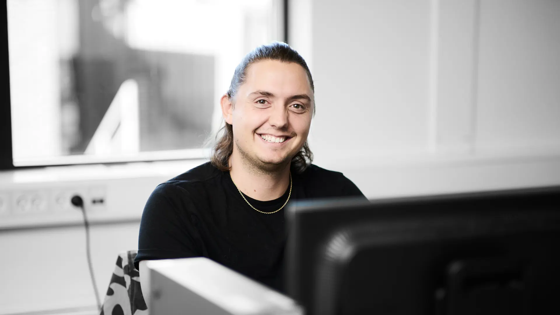 Datateknikker arbejder ved computeren