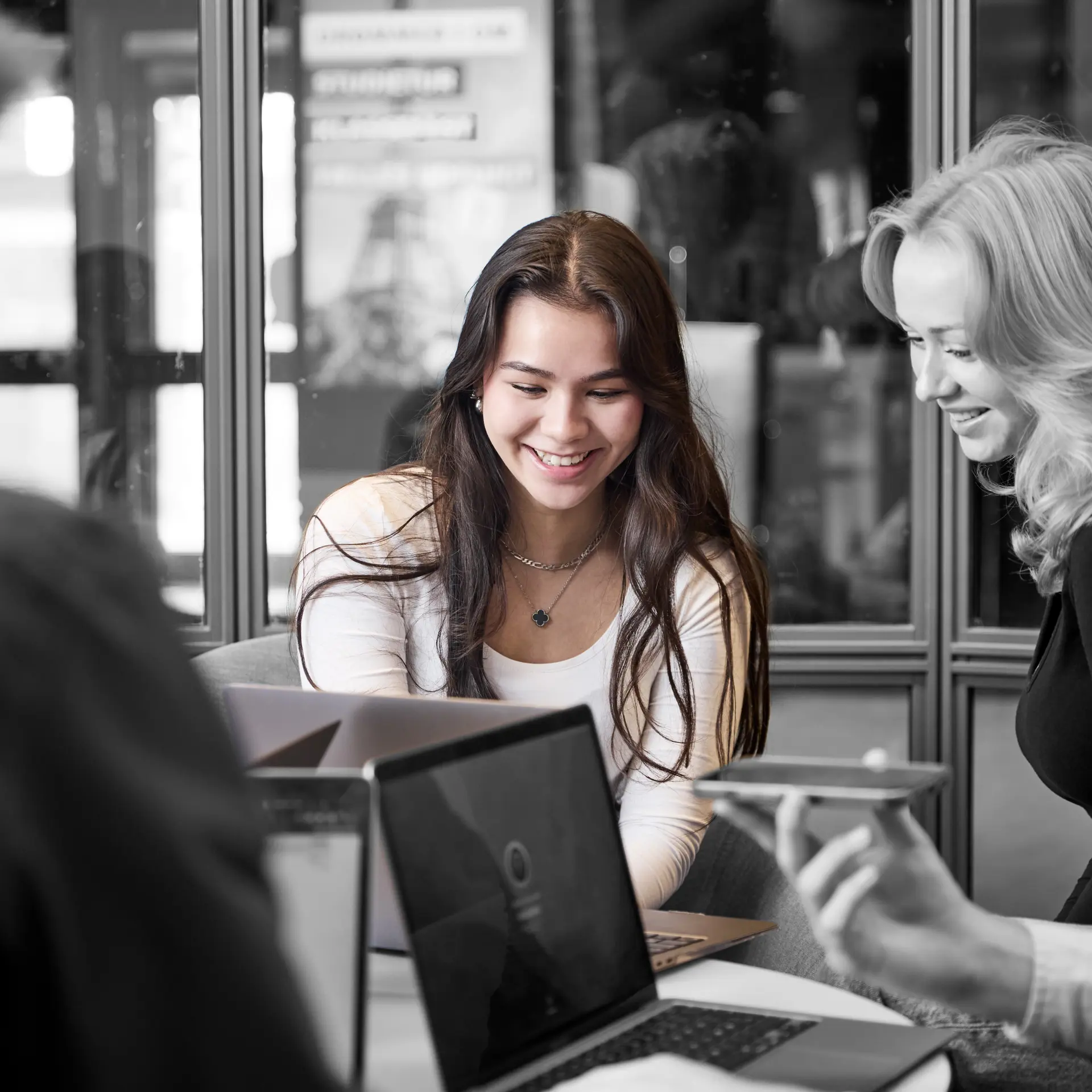 HHX-elever arbejder med computere