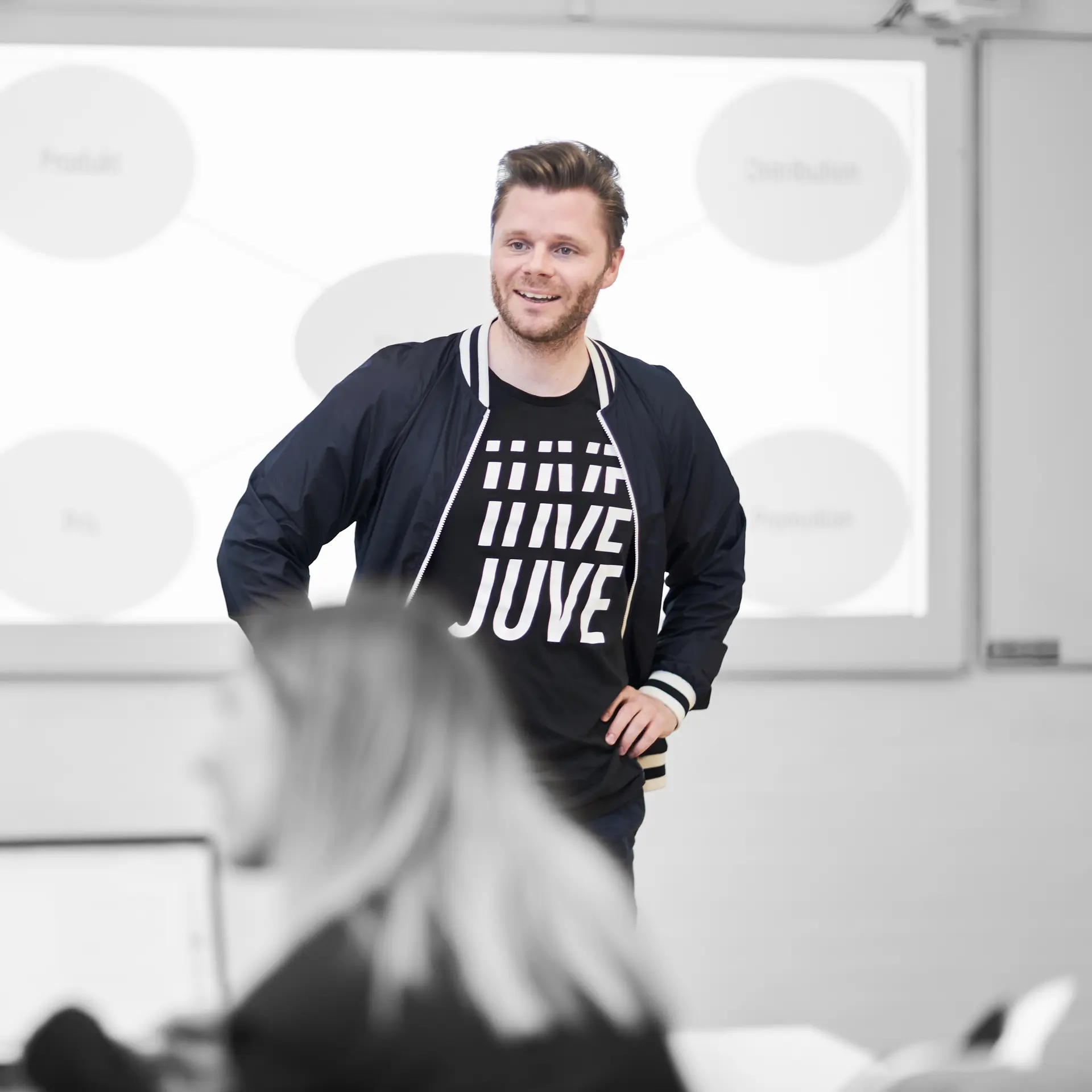 HHX-lærer underviser står foran tavle