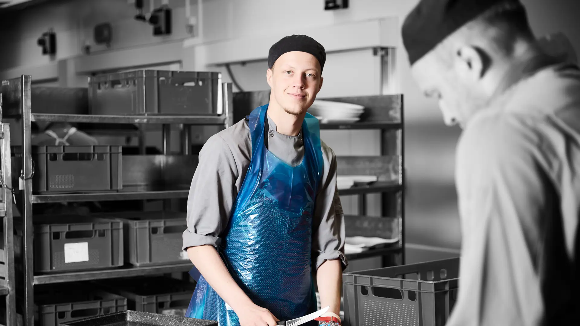 Gourmetslagter arbejder med udskæring af kød