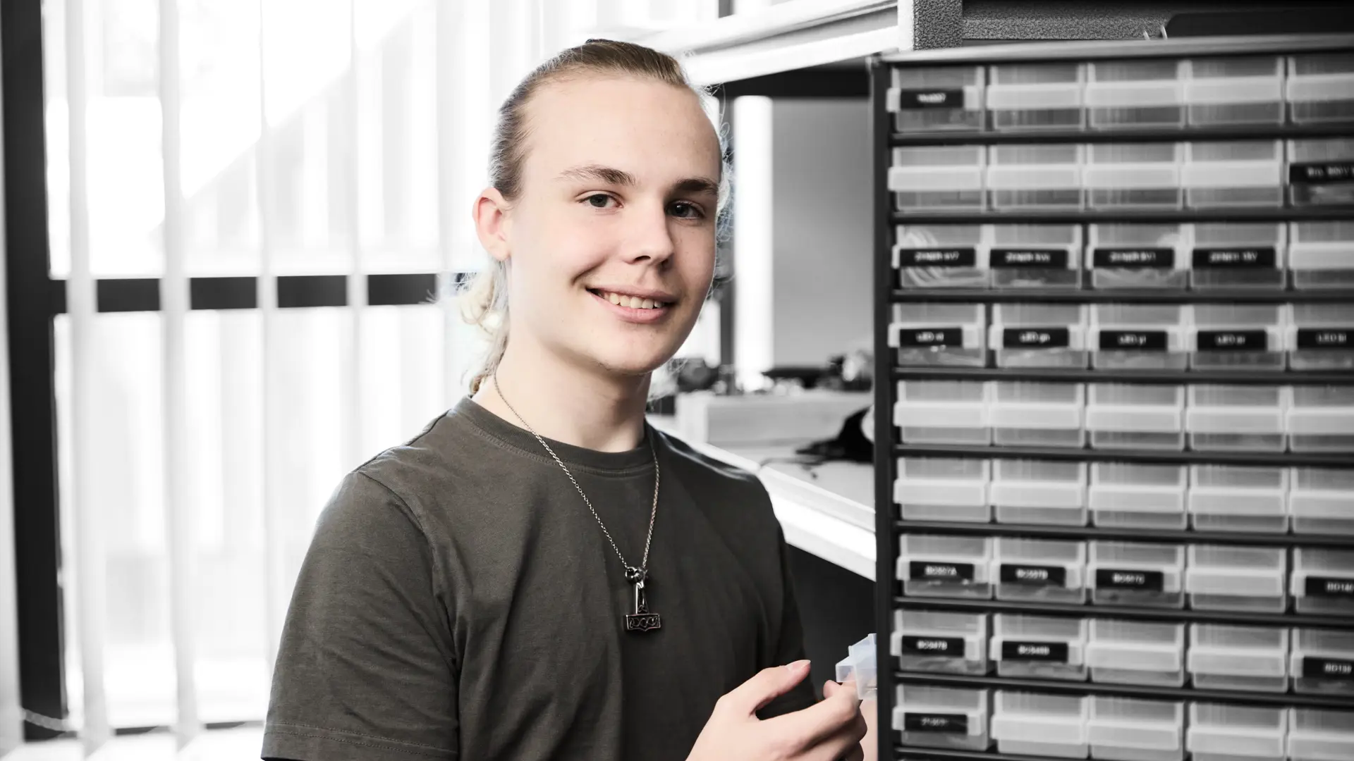 Elektronikfagtekniker på et lager