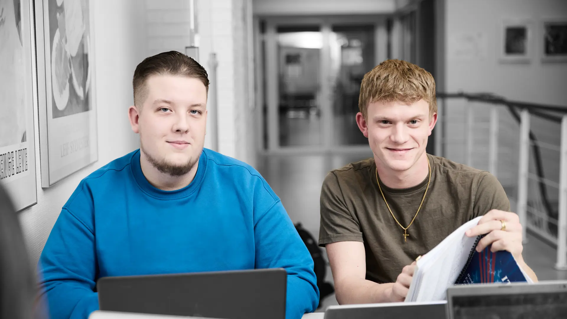 Business EUX-elever arbejder ved computer