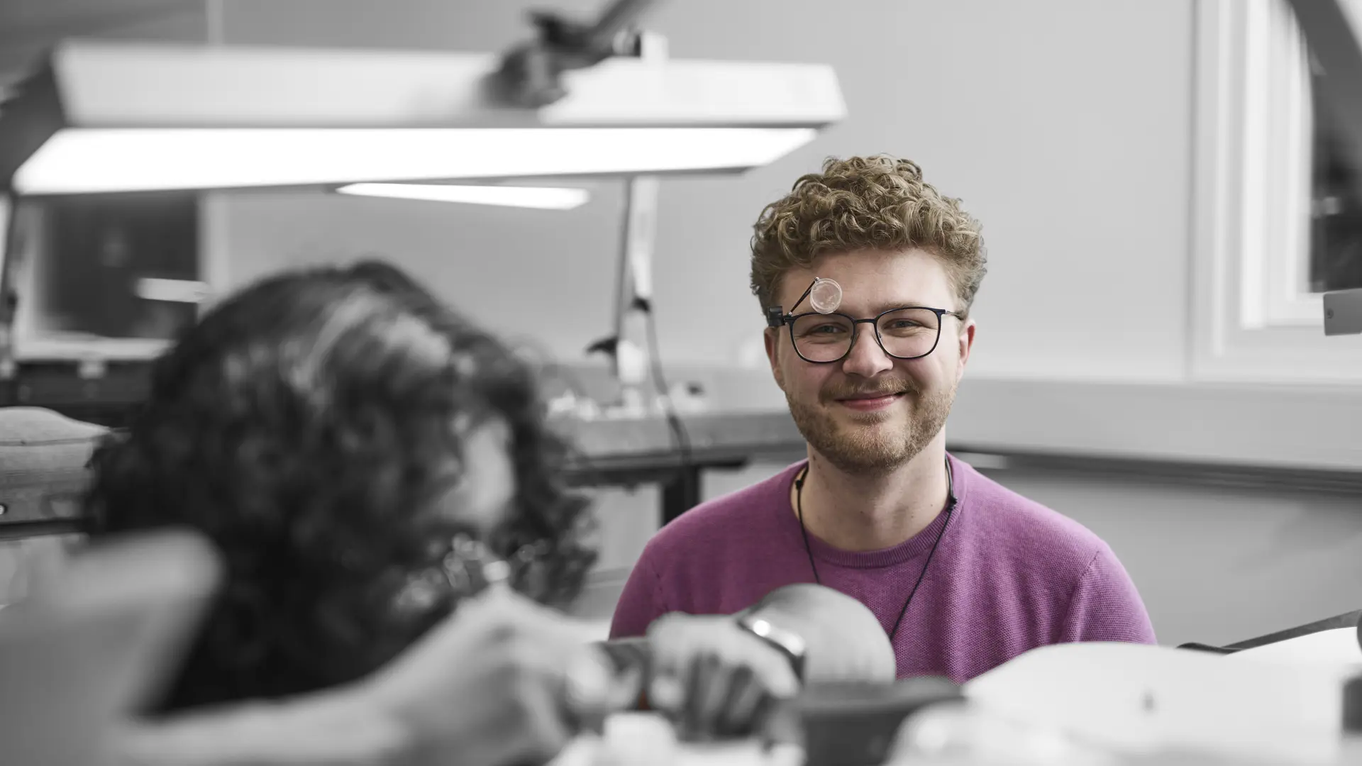 Urmager ved arbejdsbord