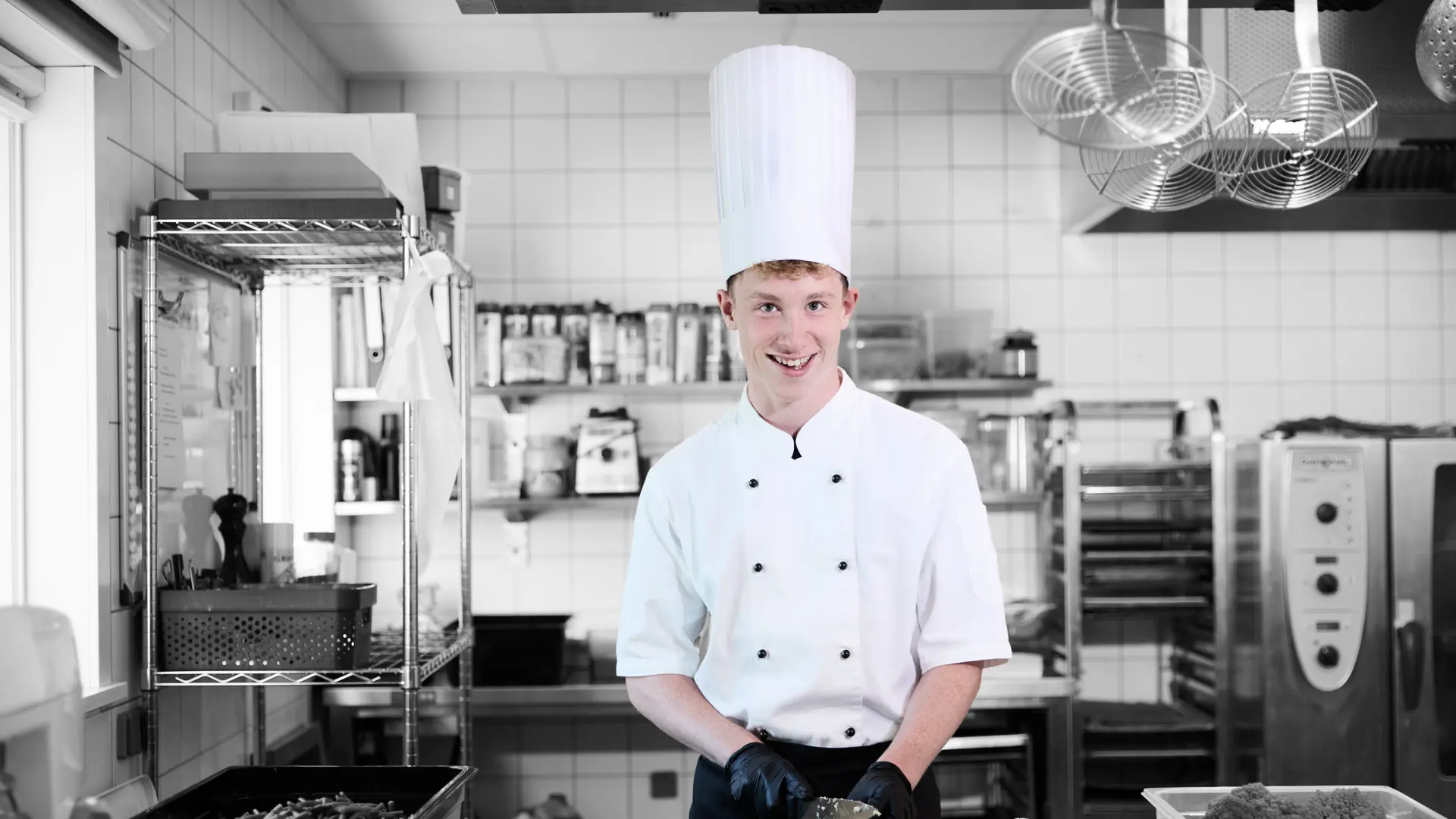 Kok arbejder i køkken