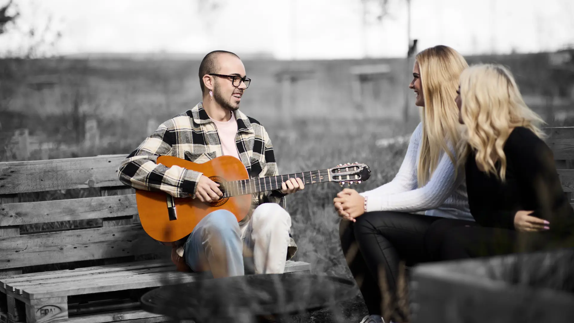 Pædagogiske assistenter spiller guitar