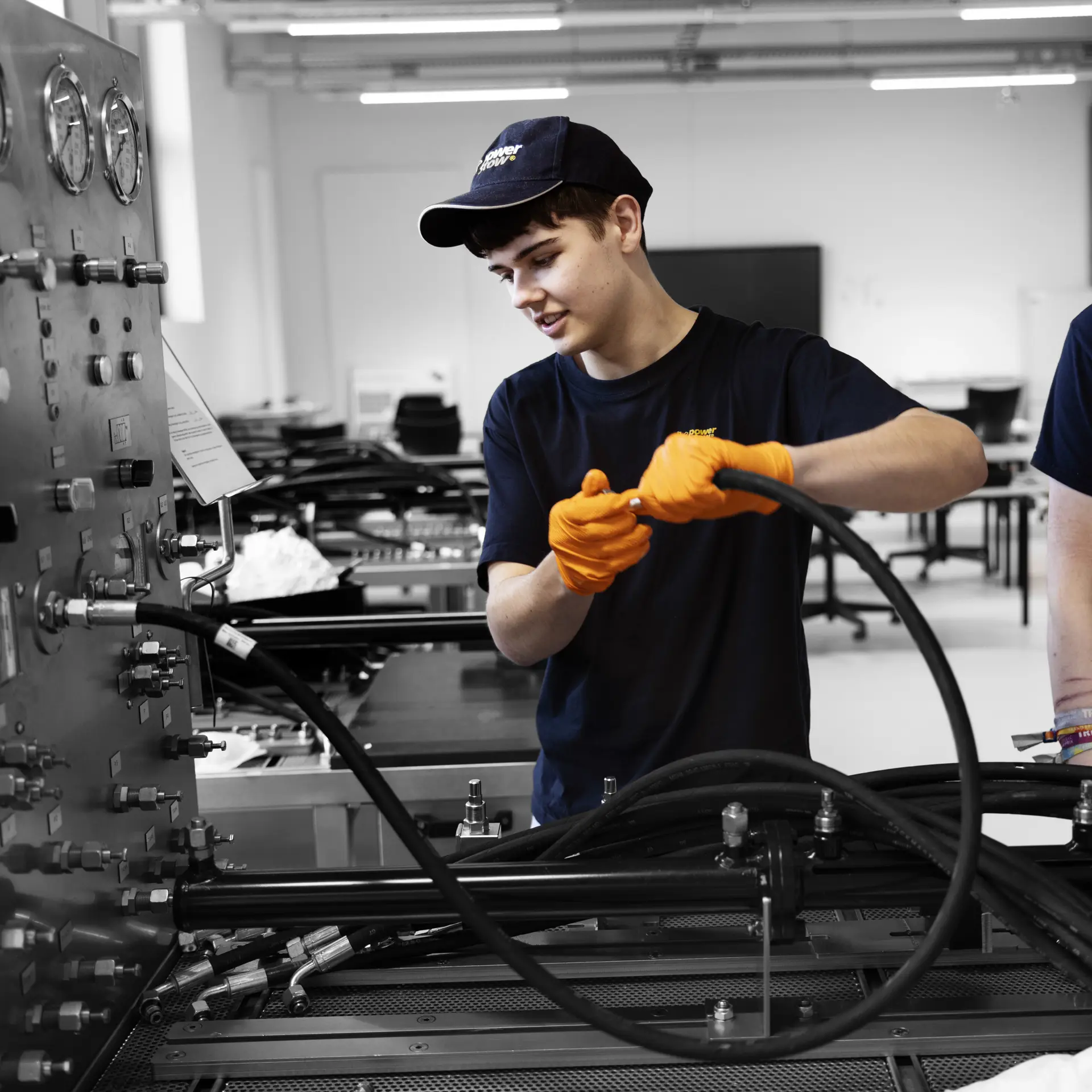 Automatikteknikere arbejder ved anlæg