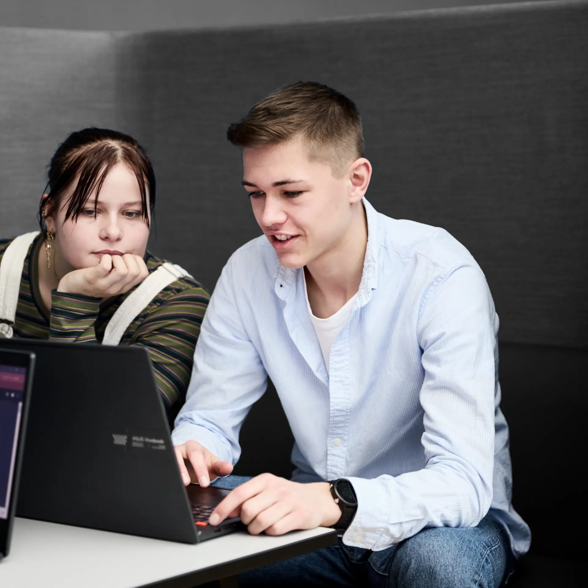 HTX-elever arbejder ved computer