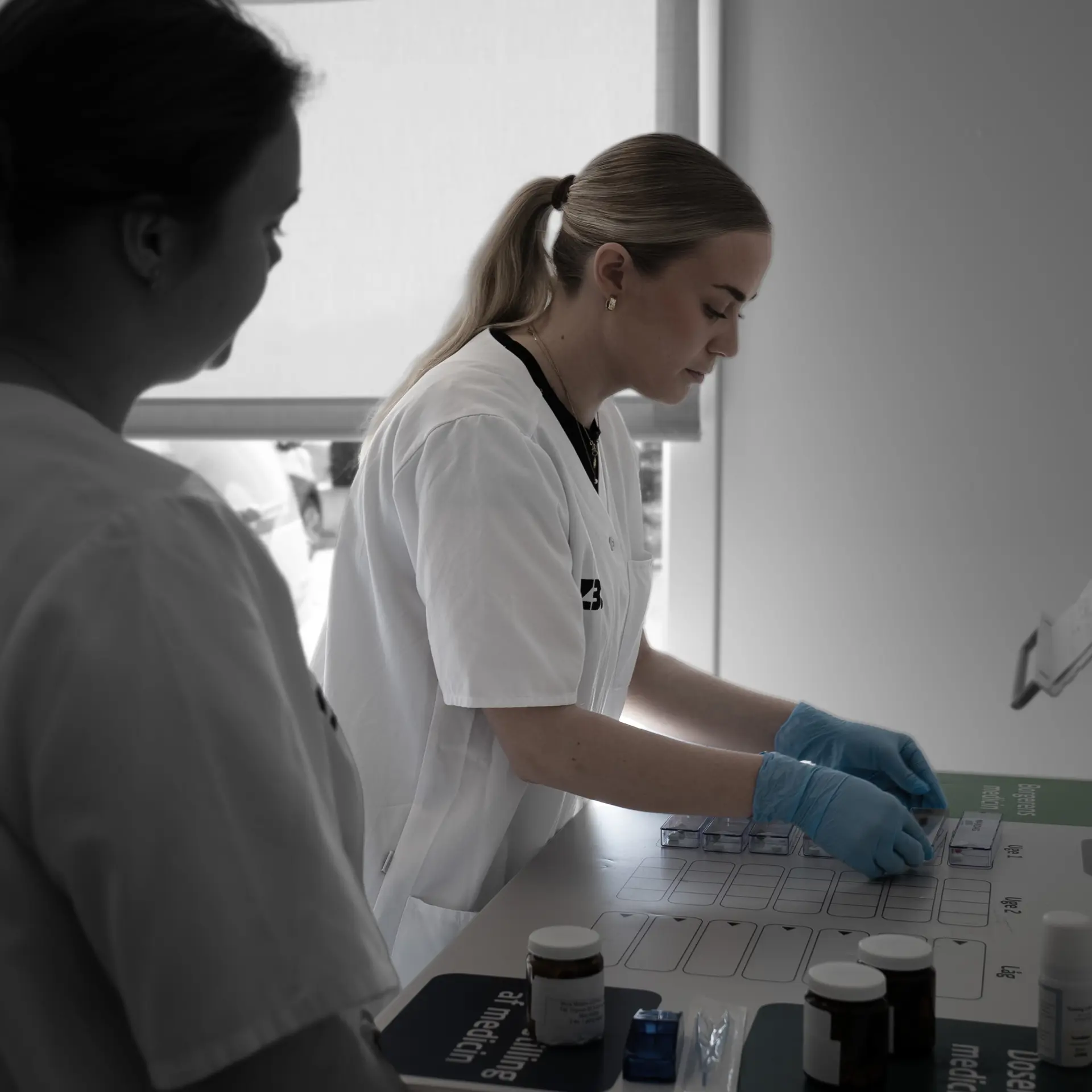 Elev på social-og sundhedsassistent doserer medicin