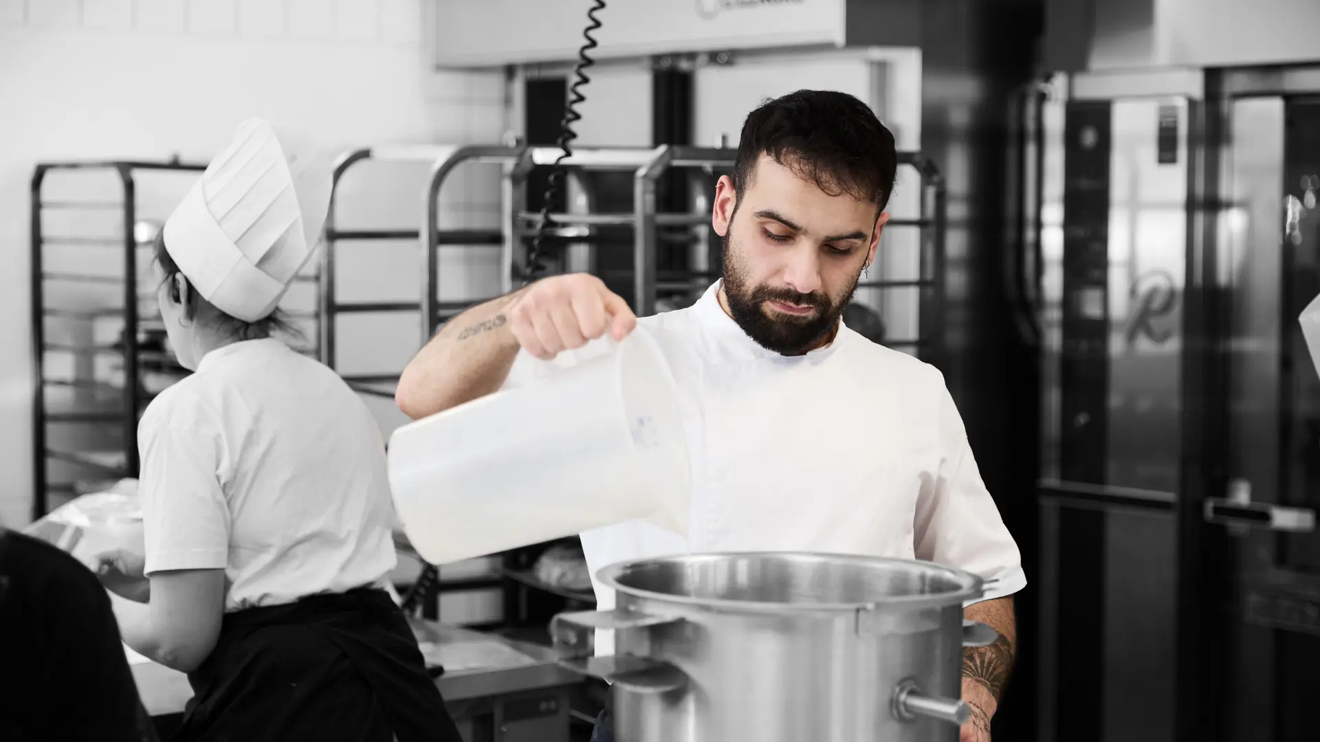 Bager arbejder i køkken